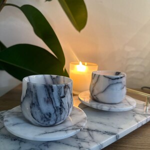 Handgjord lila marmor tekopp och fat: Modern turkisk kaffemugg