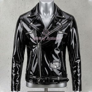 Könnte beinhalten: Glänzende schwarze Motorradjacke mit klassischem asymmetrischem Reißverschluss-Design. Die Jacke hat silberne Reißverschlüsse, einen Taillengürtel und einen Reverskragen. Das Bild zeigt die Jacke auf einer Schaufensterpuppe, die das glänzende, lacklederartige Finish hervorhebt.