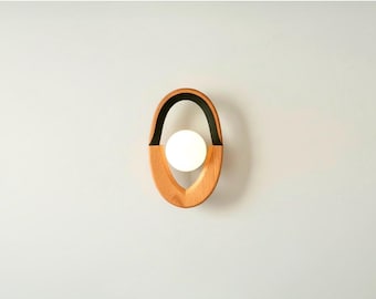 Minimalistische Wandleuchte aus Holz mit mattiertem Globe-Licht, Einzigartige Wandleuchte, Mid Century Style