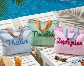 Bolso de playa personalizado, bolso de mano para viajes de chicas, regalo de vacaciones de verano, bolso de piscina de seersucker con monograma para mujer, bolso con forro impermeable.