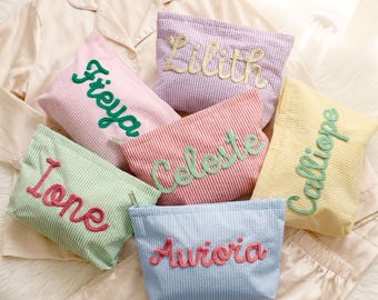 Neceser personalizado para niñas, estuche de chenilla con nombre personalizado, neceser de seersucker, organizador de artículos de aseo estético, regalo de cumpleaños preppy para mujeres