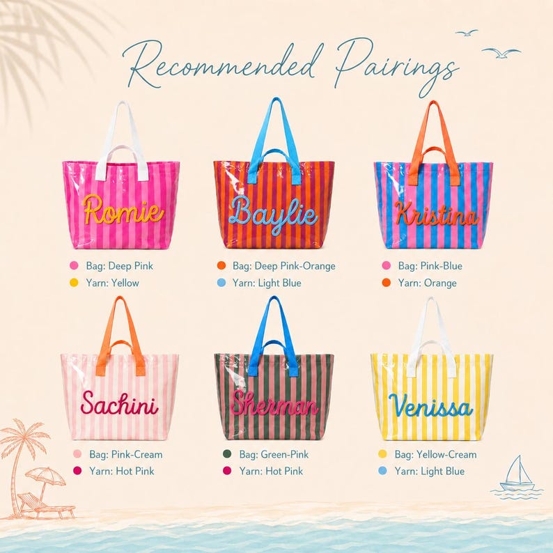 K&ouml;nnte beinhalten: Sechs gestreifte Tragetaschen mit personalisierten Namen in kursiver Garnschrift. Die Taschen zeigen verschiedene Farbkombinationen wie Pink, Orange, Blau, Gr&uuml;n, Creme und Gelb, jeweils mit passenden Griffen und Garntexten in unterschiedlichen Farben.