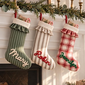 Calcetín navideño personalizado con nombre, calcetín navideño a cuadros con volantes, decoración personalizada para la chimenea familiar, regalos navideños de estilo rústico para niños.