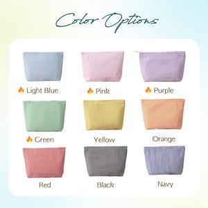 Puede incluir: Nueve neceseres de varios colores, incluyendo azul claro, rosa, morado, verde, amarillo, naranja, rojo, negro y azul marino. Cada bolsa tiene un patr&oacute;n de rayas y est&aacute; etiquetada con su nombre de color. El texto "Color Options" est&aacute; en la parte superior.