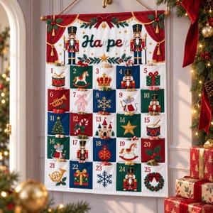 Peut inclure: Un calendrier de l'Avent en tissu de Noël portant le nom Harper en haut, encadré par deux casse-noisettes. Il comporte vingt-cinq poches numérotées ornées d'icônes festives comme des tambours, des chevaux à bascule, des couronnes et des guirlandes.