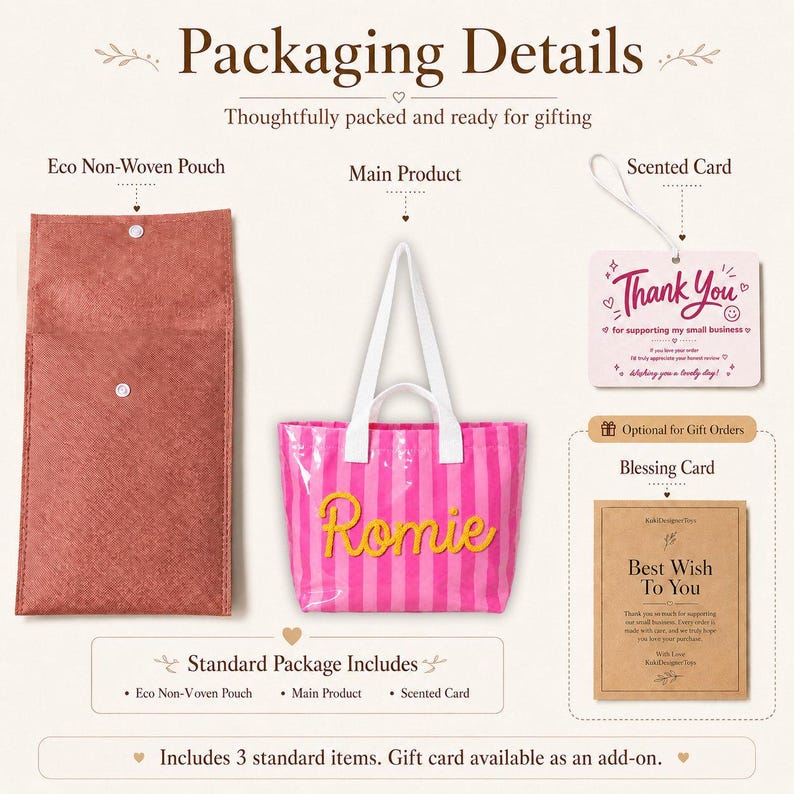 K&ouml;nnte beinhalten: Eine pink und dunkelpink gestreifte Tragetasche mit dem Namen Romie in gelber Schreibschrift, ein rostfarbener Vliesbeutel, eine wei&szlig;e Duftkarte mit Thank You-Text und eine braune Gru&szlig;karte mit dem Text Best Wish To You auf hellem Grund.
