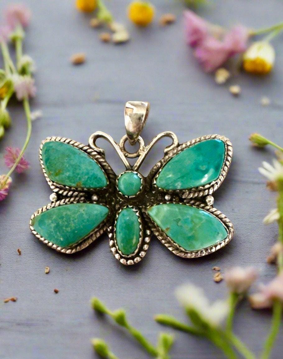 Colgante de mariposa turquesa verde estilo suroeste de plata de ley de 1,5"