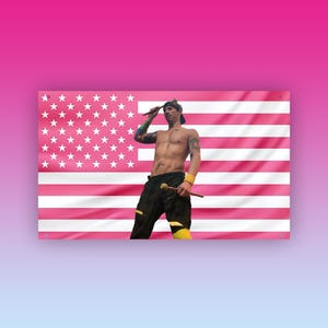 Könnte beinhalten: Eine Person steht vor einer rosa amerikanischen Flagge und hält Trommelstöcke. Die Person trägt eine schwarze Hose mit gelben Akzenten, ein schwarzes Stirnband und ein gelbes Armband. Die Flagge hat rosa Streifen und weiße Sterne.