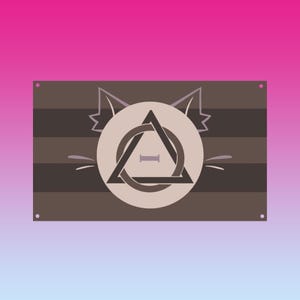 Könnte beinhalten: Eine rechteckige Flagge mit einem braunen und beigen gestreiften Hintergrund. Die Flagge zeigt ein kreisförmiges Emblem mit einem Dreieck und einem ineinander verschlungenen Kreis sowie Katzenohren. Die Flagge hat einen rosa-blauen Farbverlauf.