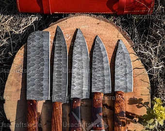 Ensemble de couteaux de chef faits main en acier damas avec manche en bois rose et rouleau en cuir