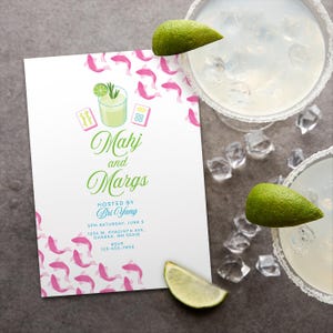 Könnte beinhalten: Eine Party-Einladung mit dem Text "Mahj and Margs" und einem rosa Fischmuster. Zwei Margarita-Cocktails mit Limettenspalten und salzverzierten Gläsern sind im Bild. Eiswürfel sind um die Gläser herum verstreut.