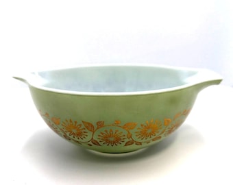Bol mezclador Pyrex vintage de los años 60, color verde salvia, medallón dorado, modelo Cenicienta, con boquilla, 2,5 cuartos de galón.