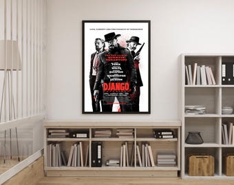 Op de afbeelding: Een ingelijste filmposter voor "Django Unchained" met Jamie Foxx, Christoph Waltz en Leonardo DiCaprio. De poster heeft een zwart frame en hangt aan een witte muur boven een houten plank met boeken.