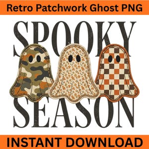 Può includere: Tre toppe a forma di fantasma con motivi diversi: una con mimetica verde e arancione, una con una piccola stampa floreale e una con un motivo a scacchi marrone e arancione. Il testo SPOOKY SEASON è visualizzato in grandi lettere nere dietro.