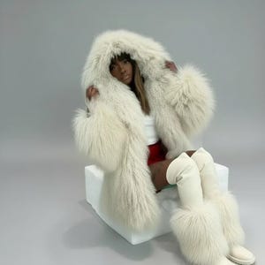 Mongolischer Lamm Pelzmantel - Übergroß, Kapuze, Satin gefüttert