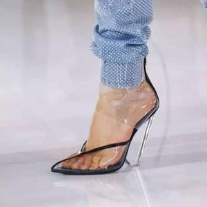 Transparente Plateau-Sandalen mit Absatz: Wickel-Riemchen-Design, offene Zehenpartie