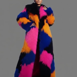 Può includere: Lungo cappotto in finta pelliccia con un design patchwork nei toni del nero, rosa, arancione e blu. Il cappotto ha un ampio colletto e una silhouette lunga, creando un capo audace e accattivante.