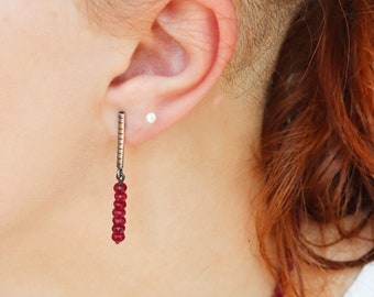 Pendientes colgantes de plata de ley con rayas de plata y piedra rubí africana