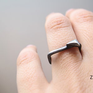 Sterlingzilveren vierkante geometrische stapelbare damesring met gefacetteerd klein driehoekje - eenvoudig - rauw - modern - cool - cadeau voor haar - elke dag