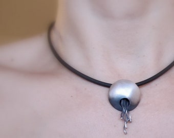 Collar colgante contemporáneo de plata de ley: cordón de caucho