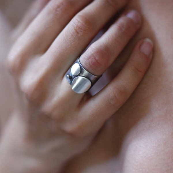 3Dots Silver Wide Statement Ring, eigentijdse, draagbare, moderne, elegante, handgemaakte, alledaagse ring