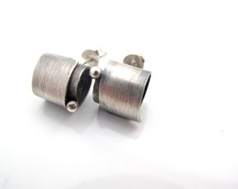 Pendientes minimalistas de plata de ley oxidada: joyería artística hecha a mano