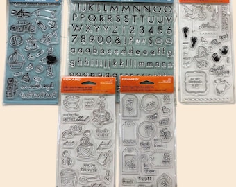 Sets de sellos transparentes Fiskars: Alfabeto, Café, Etiquetas, Bebé, Guisante de olor – Suministros para scrapbooking y tarjetas