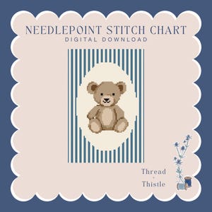Puede incluir: Gráfico de punto de cruz digital con un diseño de oso de peluche pixelado. El oso está centrado dentro de un óvalo sobre un fondo de rayas verticales azules y blancas. El diseño está enmarcado por un borde festoneado e incluye el texto "Needlepoint Stitch Chart" y "Digital Download."