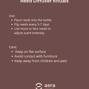 K&ouml;nnte beinhalten: Eine braune Grafik mit dem Text "Reed Diffuser Rituals" und Anweisungen zur Verwendung und Pflege. Die Anweisungen umfassen das Einlegen von Schilf in eine Flasche, das Umdrehen alle 5-7 Tage und das Anpassen der Duftintensit&auml;t. Das Logo "aera Aroma Atelier" befindet sich unten.