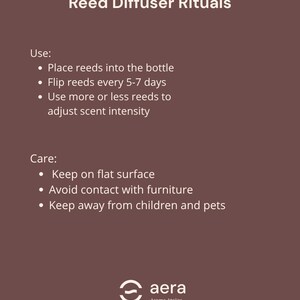 Peut inclure: Un graphique marron avec le texte "Reed Diffuser Rituals" et des instructions d'utilisation et d'entretien. Les instructions comprennent le placement des roseaux dans une bouteille, le retournement tous les 5 &agrave; 7 jours et l'ajustement de l'intensit&eacute; du parfum. Le logo "aera Aroma Atelier" est en bas.