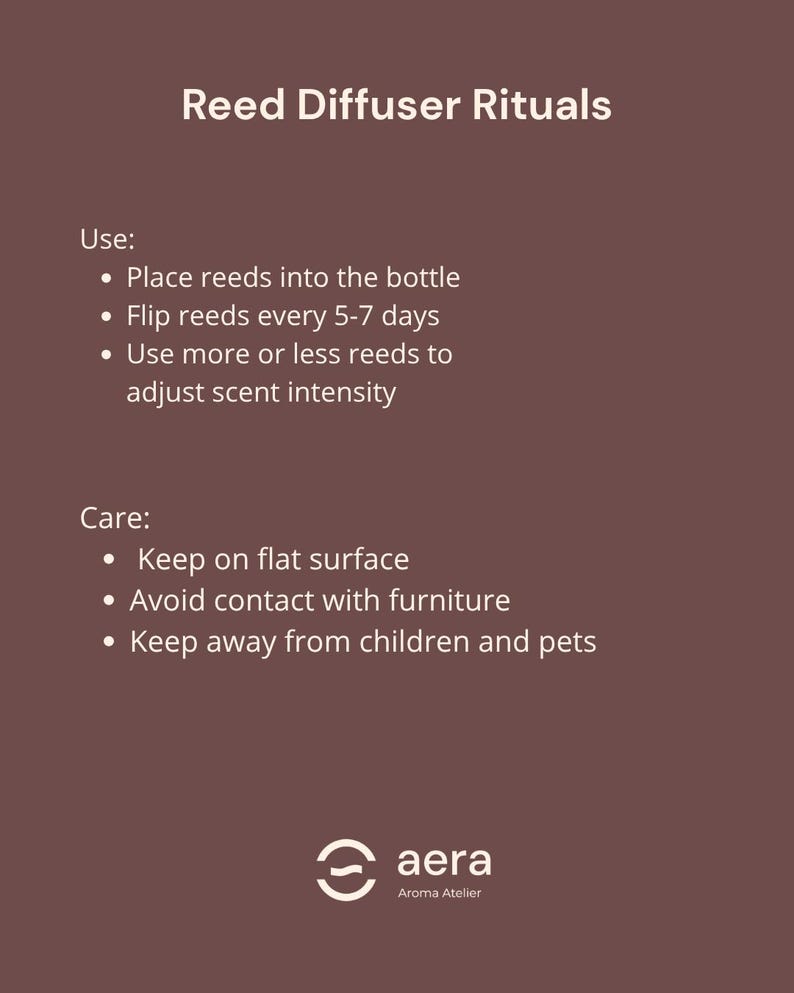 Peut inclure: Un graphique marron avec le texte "Reed Diffuser Rituals" et des instructions d'utilisation et d'entretien. Les instructions comprennent le placement des roseaux dans une bouteille, le retournement tous les 5 &agrave; 7 jours et l'ajustement de l'intensit&eacute; du parfum. Le logo "aera Aroma Atelier" est en bas.