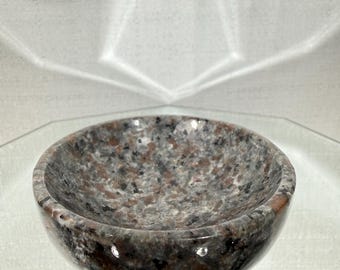 Cuenco de Yooperlita reactivo a los rayos UV, plato de Yooperlita, brilla bajo luz ultravioleta, cuenco de piedra de colección