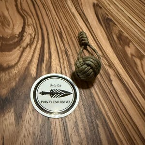 Handgjord apa-näve-fidgetleksak | OD grön paracord-nyckelring