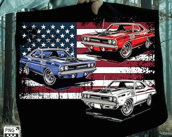 Może przedstawiać: Czarny t-shirt z trzema klasycznymi samochodami typu muscle car w kolorach czerwonym, białym i niebieskim, na tle postarzonej amerykańskiej flagi. Samochody mają chromowane detale i pasy wyścigowe.