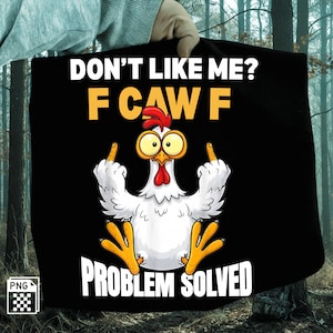 以下が含まれることがあります： 「DON'T LIKE ME? F CAW F PROBLEM SOLVED」のテキストが入った黒いグラフィックTシャツ。赤い鶏冠と黄色の足を持つ漫画の鶏が中指を立てています。