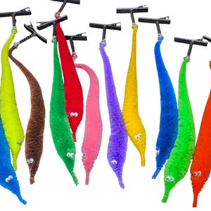 Verme peloso su una corda, accessorio con clip per cappello, vestiti, borsa o capelli - Giocattolo vintage fatto a mano, clip per germogli di festival/rave, regalo gag virale vintage