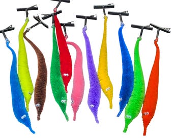 Gusano peludo en una cuerda, accesorio para sombrero, ropa, bolso o cabello - Juguete vintage hecho a mano, pinza para festivales/raves, regalo viral vintage