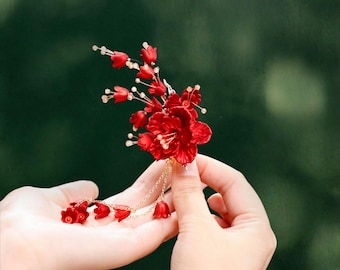 Pinza para el cabello hecha a mano con flor de camelia roja y borla / Accesorio para el cabello de novia