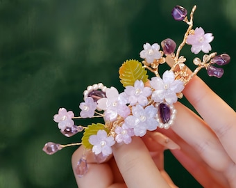 Pinza para el cabello con forma de flor de lucita morada y blanca – Hecha a mano / Regalo para damas de honor, accesorio para el cabello de la novia