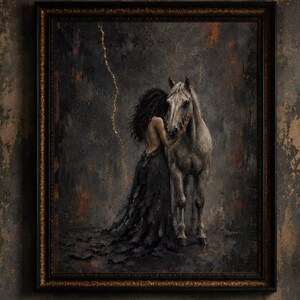 Pu&ograve; includere: Un'opera d'arte murale rettangolare incorniciata che presenta un dipinto scuro e materico di una persona con lunghi capelli scuri in un abito nero fluente accanto a un cavallo chiaro, con una striscia dorata verticale su sfondo grigio scuro.