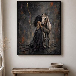 Pu&ograve; includere: Una stampa artistica incorniciata raffigurante un dipinto scuro e materico di una persona con lunghi capelli scuri che indossa un abito nero, in piedi accanto a un cavallo chiaro. Una sottile linea dorata verticale attraversa lo sfondo.