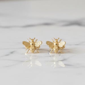 Juego de gemelos dorados: Regalo artesanal para padrinos de boda • Gemelos con diseño de abeja • Accesorios elegantes