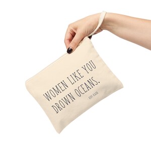 Minimalistische Rupi Kaur Zitat Beutel Zubehör Tasche, Eco Cotton Makeup Organizer Feministisches Geschenk für Sie, literarische Poesie Liebhaber Bookish Armband Bild 3