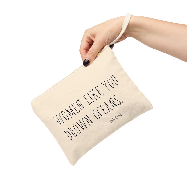 Minimalistische Rupi Kaur Zitat Beutel Zubehör Tasche, Eco Cotton Makeup Organizer Feministisches Geschenk für Sie, literarische Poesie Liebhaber Bookish Armband Bild 3