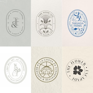 Może przedstawiać: Kolekcja sześciu logo na kremowym tle. Logo przedstawiają motywy kwiatowe, tekst i ilustracje. Logo są w r&oacute;żnych kolorach, w tym czarnym, niebieskim i zielonym. Logo są przeznaczone dla firm takich jak kwiaciarnie, gospodarstwa rolne i studia artystyczne.