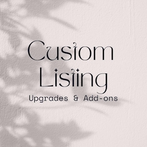 Può includere: Uno sfondo beige chiaro con le parole "Custom Listing" in un carattere scuro ed elegante. Sotto, il testo "Upgrades & Add-ons" è visualizzato in un carattere più piccolo e scuro. L'immagine ha una sovrapposizione di ombre.