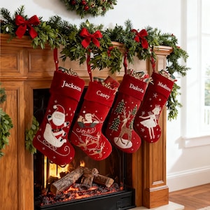 Calcetín navideño clásico rojo personalizado con nombre, calcetín rojo de terciopelo bordado personalizado, calcetín familiar 2025, calcetín navideño con Papá Noel