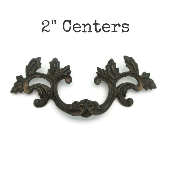 Tirador de cajón francés provenzal vintage, hoja superior interior, tono latón, centros de 2".