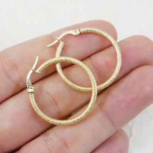 Medium 24.5mm 14k texture real yellow gold hoops earring. Dainty 14kt yellow gold hoop earrings. 14kt earrings. 14kt texture elegant earring