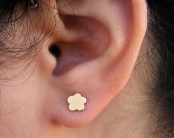 14K gold stud earrings. gold flower earrings. gold earrings. floral studs. 6.5mm gold earrings. gift for her. 14k earrings